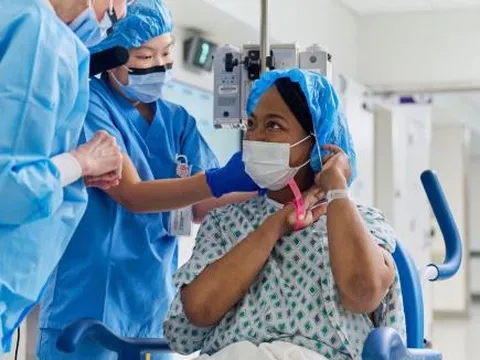 Người phụ nữ được ghép thận lợn đã sống sót trong thời gian kỷ lục và hiện có thể đi mua sắm