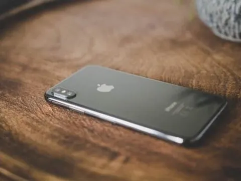 Người khôn ngoan thường úp điện thoại xuống bàn lúc đối diện người khác hoặc khi không sử dụng, vì sao?