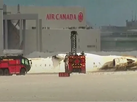 Máy bay chở 80 người lật ngược ngay khi hạ cánh ở sân bay khiến 18 người bị thương