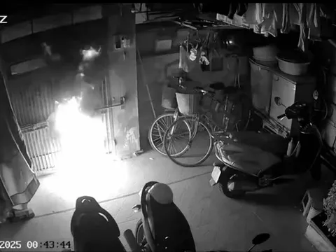 Hà Nội: Truy tìm đối tượng đốt cổng nhà dân trong đêm