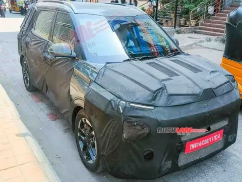 MPV 7 chỗ Kia Carens rò rỉ thông tin bản nâng cấp khi chạy thử trên phố