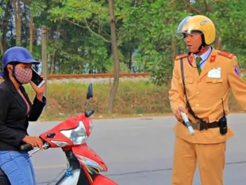 Dừng xe để nghe điện thoại có bị xử phạt?