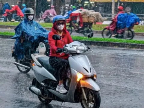 Thời tiết TP Hồ Chí Minh 24/2: Trời se lạnh, người dân không kịp trở tay khi đón đợt mưa trái mùa