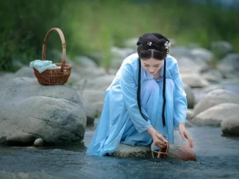 Hóa ra người xưa giặt quần áo như thế này, không cần bột giặt mà vẫn rất sạch