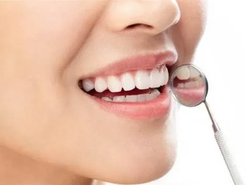 Khi đánh răng, kem đánh răng có nên 'nhúng nước' không? Nhiều người không hiểu, không có gì lạ khi răng trở nên vàng hơn