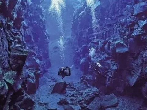 Sau khi lặn xuống đáy hơn 10.000 mét, các nhà khoa học phát hiện ra thứ đáng lẽ không nên có ở đó! Con người cần phải cảnh giác