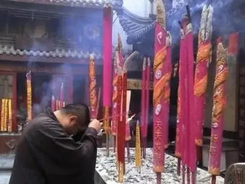 Có câu: Người nghèo càng thờ Phật thì càng nghèo; người giàu càng đốt hương thì càng giàu?