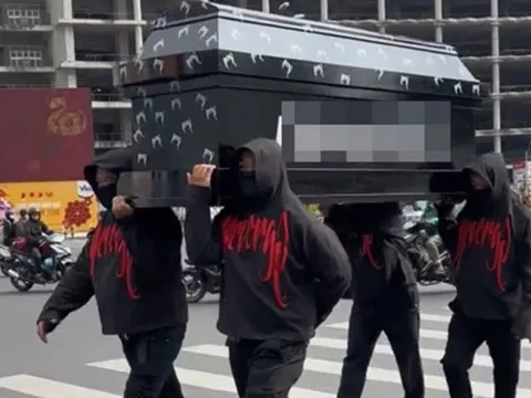 Nhóm 9 thanh niên mặc đồ đen khai nhận lý do khiêng quan tài diễu hành trước chợ Bến Thành