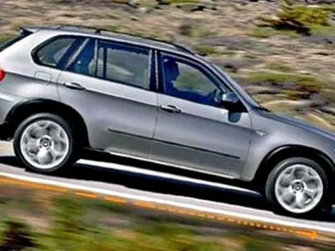 Khi xuống dốc, ô tô nên dùng phanh hay số?