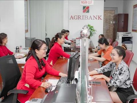 Lãi suất ngân hàng tiếp tục giảm, hỗ trợ khách hàng vay vốn