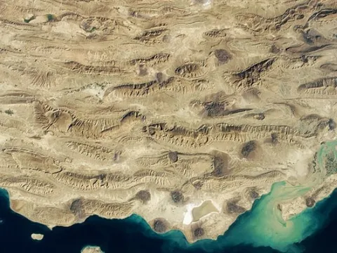 Bên dưới Iran và Iraq, vỏ Trái Đất đang tách đôi