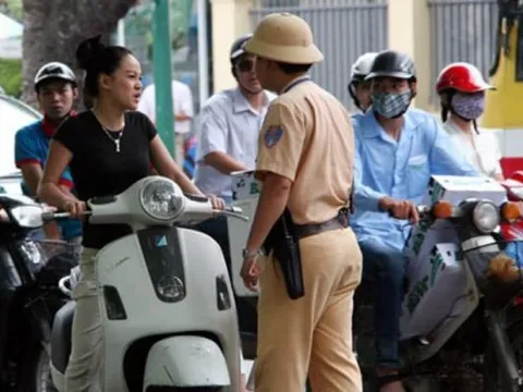 Xe máy có bắt buộc phải lắp cả 2 gương hay không? Mức phạt theo luật mới nhất nếu thiếu gương chiếu hậu?