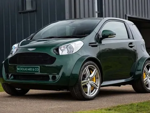 Xe Toyota tí hon lắp máy V8, giá gần bằng siêu xe Rolls-Royce Cullinan