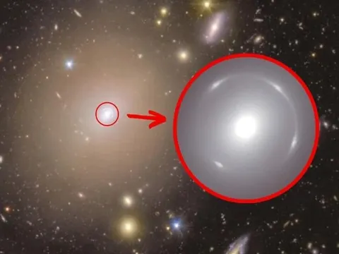 Vòng ánh sáng bí ẩn nuốt trọn một thiên hà