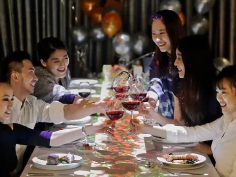 Tham dự tiệc tối công sở nên nhớ những quy tắc này kẻo ảnh hưởng tới công danh sự nghiệp