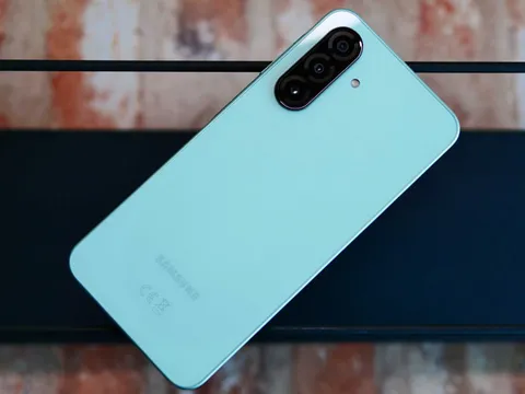 Samsung giới thiệu smartphone 5G, chống nước, camera OIS, RAM 8 GB, giá 7,5 triệu đồng