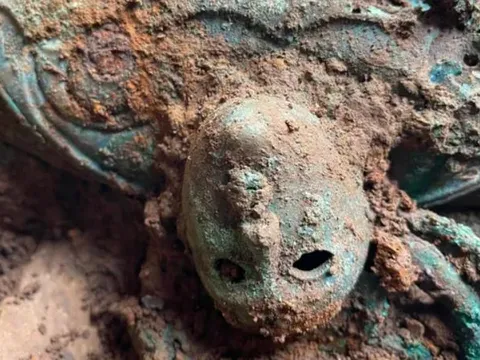 Phát hiện kho báu 2.000 năm tuổi chứa hơn 800 cổ vật quý hiếm trên cánh đồng