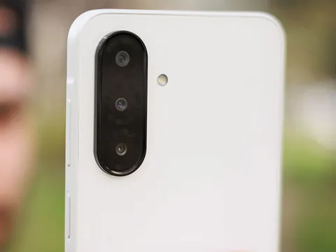 Smartphone 5G Samsung hỗ trợ chống nước, camera OIS, RAM 8 GB, giá từ 6,59 triệu đồng tại Việt Nam