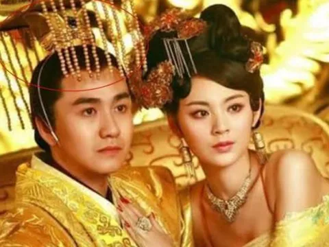 Vì sao mũ của vua chúa lại thường có một tấm mành che trước mặt?