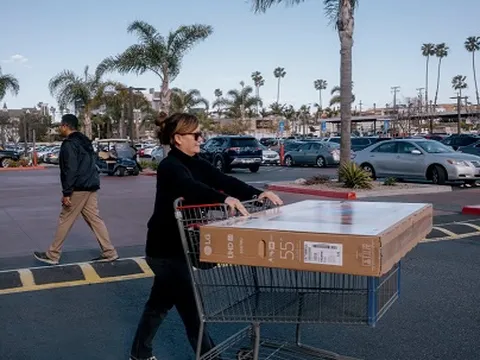 Mua sắm hay chờ đợi? Người Mỹ ‘lạc lối’ giữa cơn bão thuế quan