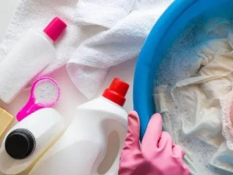 "Tạm biệt mùi thuốc tẩy: 5 tuyệt chiêu giúp áo trắng sáng như mới không cần hóa chất độc hại"