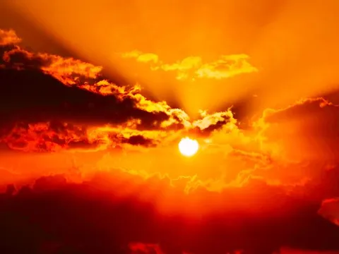 Mặt trời có khi nào ngừng chiếu sáng?