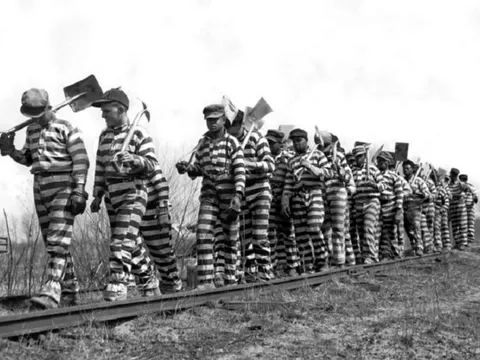 Tại sao quần áo tù nhân thường có họa tiết sọc trắng đen?