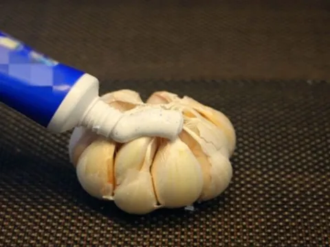 Đặt tỏi bôi kem đánh răng trong phòng tắm – mẹo nhỏ đơn giản mà mang lại hiệu quả bất ngờ