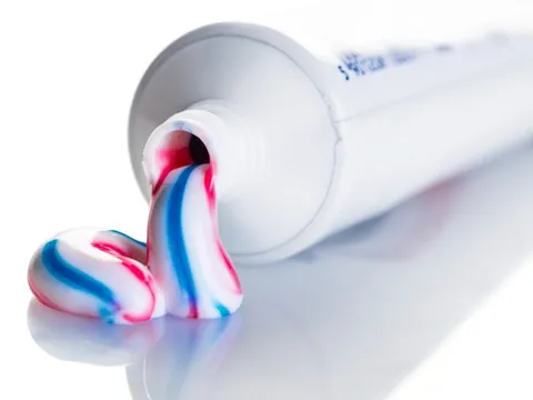Bí mật đằng sau những sọc màu hoàn hảo của kem đánh răng: Tinh tế hơn bạn tưởng!