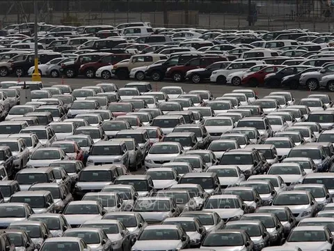 Người Mỹ đổ xô mua ô tô trước lo ngại thuế quan đẩy giá tăng mạnh