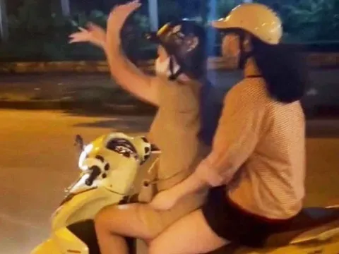 Buông cả hai tay khi lái xe máy, bị phạt bao nhiêu tiền?