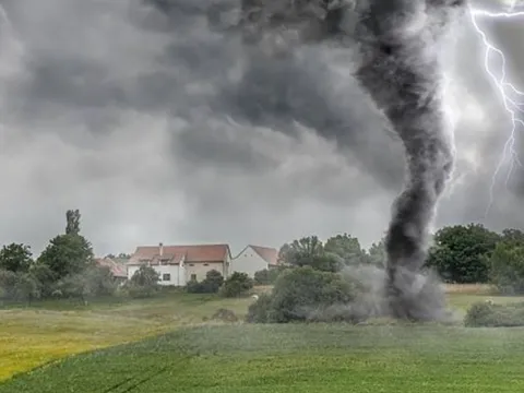 Lốc xoáy hình thành như thế nào? Hành trình ra đời của 'cuồng phong tử thần'