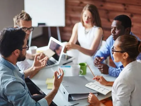 EQ cao ứng xử khéo: Khi đồng nghiệp muốn được 'khao' khi bản thân được thưởng, đừng chỉ nói "Tôi nghèo"!