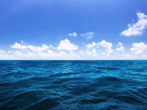 Vì sao nước biển thường có màu xanh?