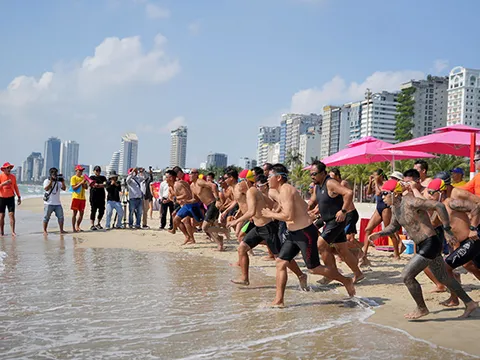 Đội Premier Village về nhất cuộc thi cứu hộ biển quốc tế Đà Nẵng