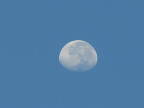 Giải mã nguyên nhân đôi khi mặt trăng xuất hiện trên bầu trời ban ngày