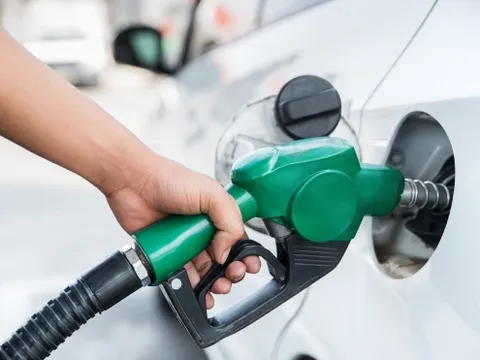 Giá xăng RON 95 III về sát mốc 19.000 đồng/lít