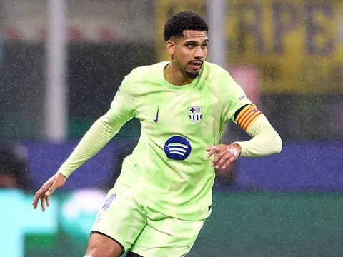 Ronald Araujo trên đường rời Barcelona, Man Utd ‘mở cờ’ trong lòng