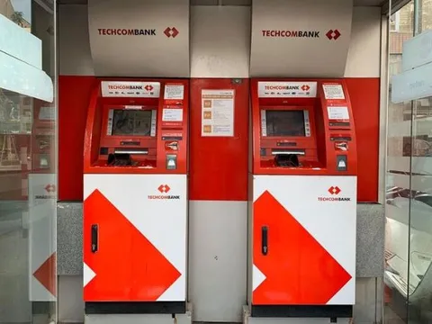 Techcombank cảnh báo thủ đoạn dán băng dính che camera tại cây ATM để làm thẻ giả, rút tiền của khách hàng