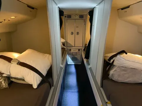 Bên trong chỗ ngủ bí mật dành cho tiếp viên hàng không trên máy bay có gì đặc biệt?