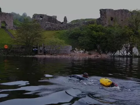 Một người đàn ông bị tấn công bởi sinh vật lạ tại hồ Loch Ness: Nó đập vào ngực tôi và còn đáng sợ hơn cá mập trắng
