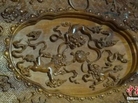 Bộ bàn ghế làm từ loại gỗ siêu quý hiếm có giá lên đến 700 tỷ đồng: 50 thợ lành nghề mất gần 10 năm mới hoàn thiện