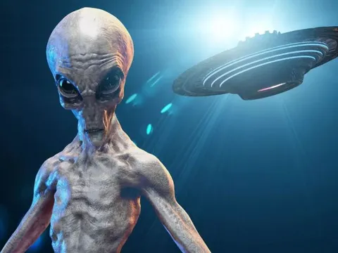 Siêu mẫu tiết lộ khoảnh khắc rợn người khi chứng kiến UFO 'ẩn mình dưới biển' tại Hy Lạp