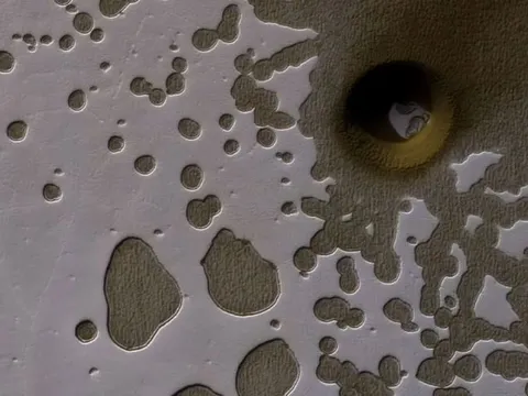 NASA tiết lộ lỗ hổng bí ẩn trên sao hỏa có thể là nơi ẩn náu của sự sống ngoài hành tinh