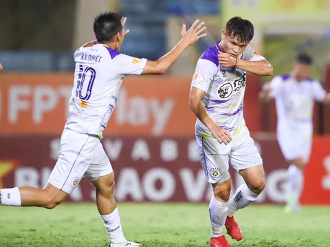 HLV Kim Sang-sik lo sốt vó trước trận gặp Malaysia: Tuấn Hải chấn thương