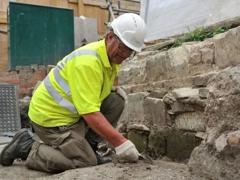 Phát hiện chấn động: Hơn 300 ngôi mộ cổ dưới nền cửa hàng bách hóa cũ ở Anh