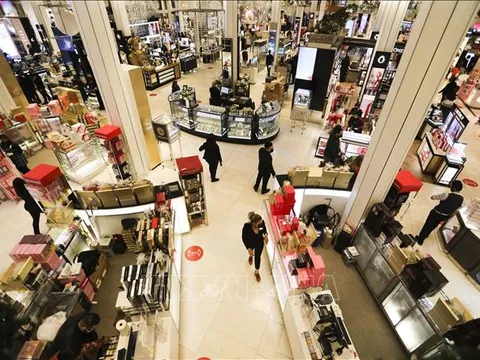 Các nhà bán lẻ mắc kẹt giữa áp lực thuế quan và phản ứng của Tổng thống Mỹ
