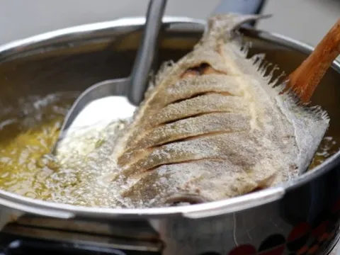 Chỉ với 1 thìa "bột trắng" – Bí quyết chiên cá giòn rụm, không dính, không bắn dầu!