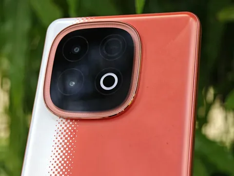 Smartphone chip Snapdragon 8s Gen 4, màn AMOLED 144Hz, pin 7.000mAh, giá 9,75 triệu đồng