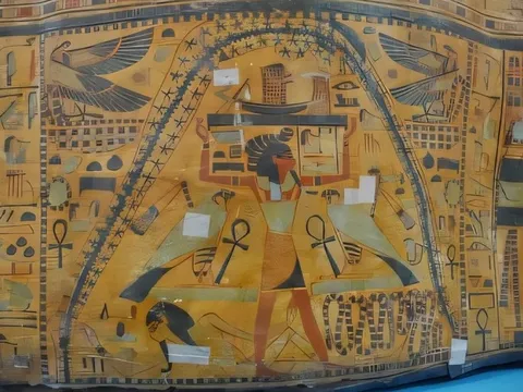 Bí ẩn quan tài 3.000 năm tuổi: Thiên hà chứa Trái Đất xuất hiện trên thi hài Ai Cập